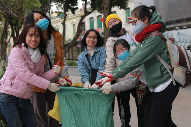 Các bạn trẻ hào hứng với hoạt động thu gom rác, chung tay bảo vệ môi trường.
