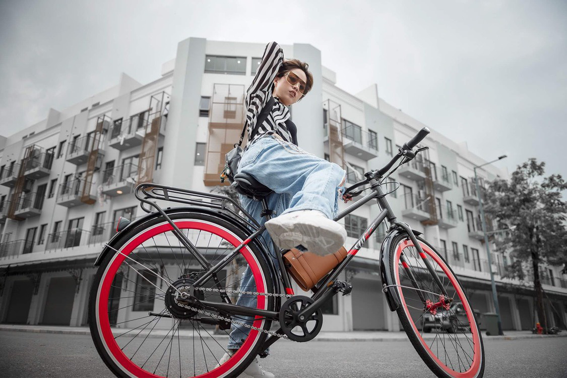 Nhiều bạn trẻ chọn xe đạp, hoặc xe đạp trợ lực điện làm phương tiện di chuyển, dạo phố, thể hiện lối sống mới gần gũi với môi trường.