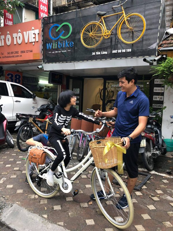 Anh Nguyễn Tuấn Phong ở Hà Đông, Hà Nội dẫn con gái đi chọn mua xe đạp trợ lực điện, đồng thời mang xe đạp cũ của vợ đi “độ” thành xe trợ lực điện.