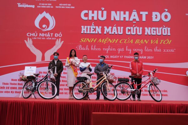 Hoa hậu Việt Nam 2020 Đỗ Thị Hà cùng đại diện Wiibike tặng xe đạp trợ lực điện cho 3 sinh viên hiến máu nhiều nhất.