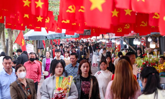 nguoi dan ha noi di le chua dau nam 33 1771325231 e1771846525419